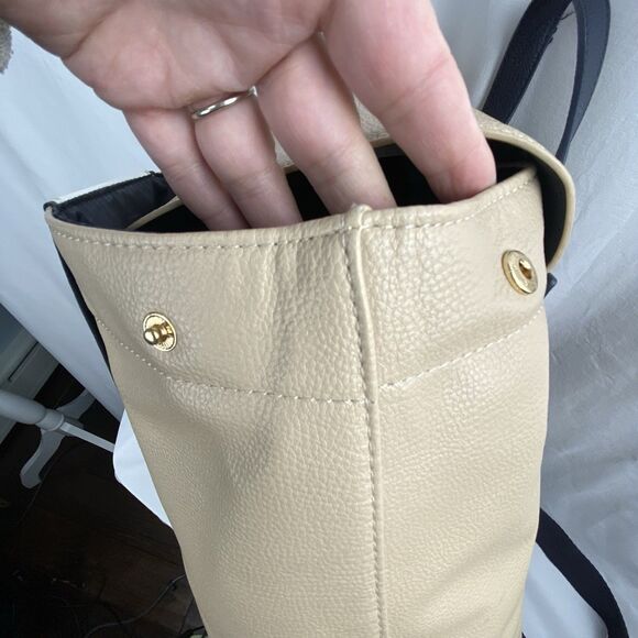 Tommy Hilfiger Chloe II Flap Backpack Fawn/White Greige/Tommy Navy Vegan - Picture 9 of 13